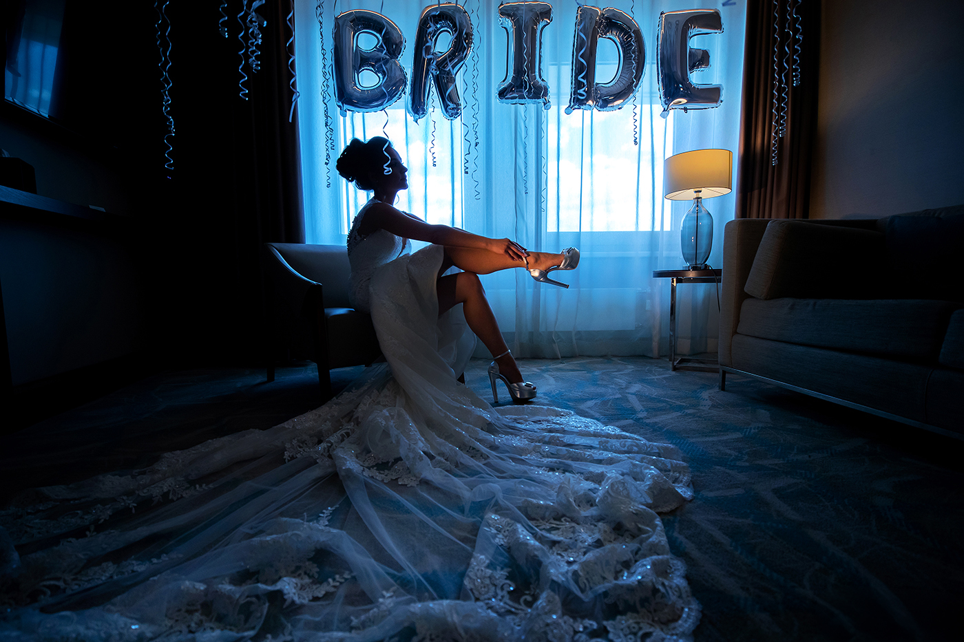 La sposa durante i preparativi, con la scritta BRIDE