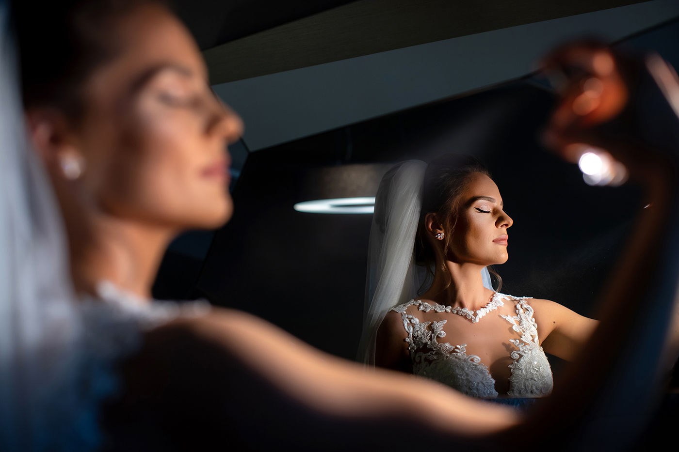 Ritratto della sposa allo specchio
