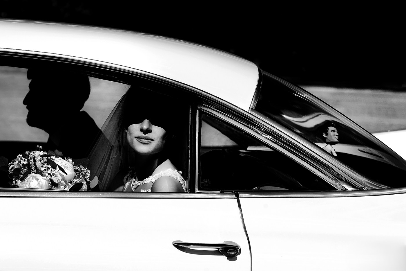 La sposa nell'auto d'epoca